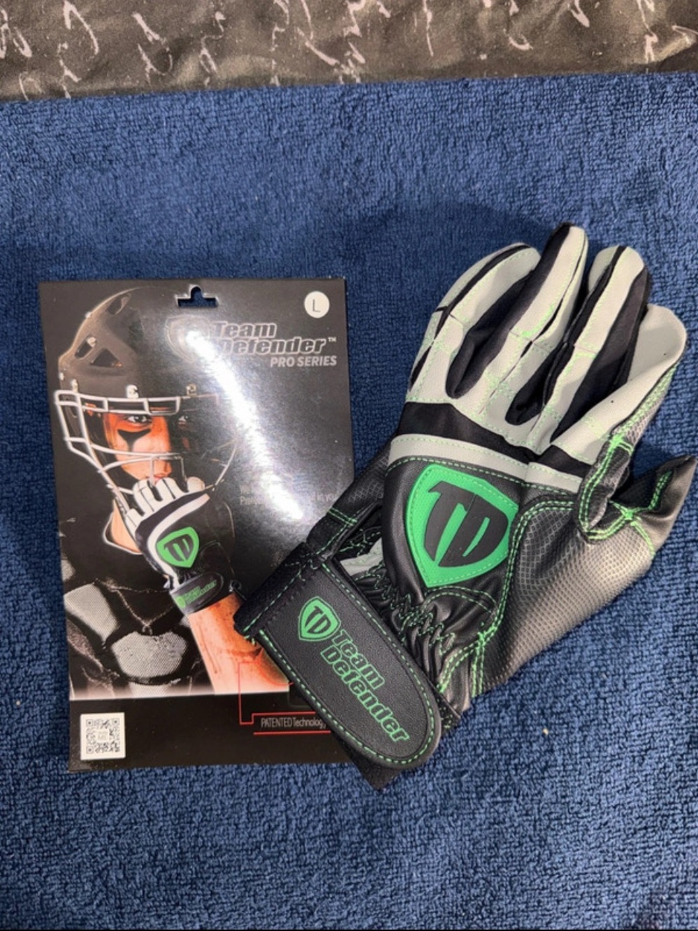 Team Defender Protective Sports Gloves - Black & Green